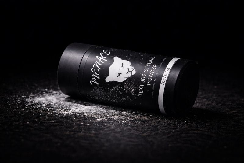 MENACE Hairstyling Pulver – Volumenpuder für Männer | Starker Halt, Mattes Finish
